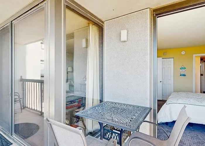 Stunning Oceanfront With Private Balcony Access Pools & Game Holiday home